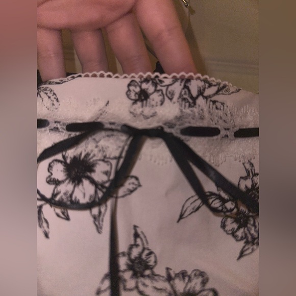 NWT PacSun Beverly and Beck White and Black Floral sleeveless corset crop top M - Picture 8 of 10